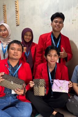 Mahasiswa KKN UNTAG Surabaya Dorong Inovasi dan Digitalisasi UMKM Tas Anyaman di Dusun Mungkut
