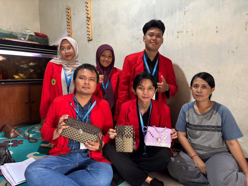 Mahasiswa KKN Universitas 17 Agustus 1945 Surabaya menunjukkan hasil produk inovatif berupa tas Sling Bag, Dompet Anyaman, dan Tas HP Anyaman hasil pendampingan UMKM Bu Sum Collection. Foto: Pribadi