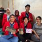 Mahasiswa KKN Universitas 17 Agustus 1945 Surabaya menunjukkan hasil produk inovatif berupa tas Sling Bag, Dompet Anyaman, dan Tas HP Anyaman hasil pendampingan UMKM Bu Sum Collection. Foto: Pribadi