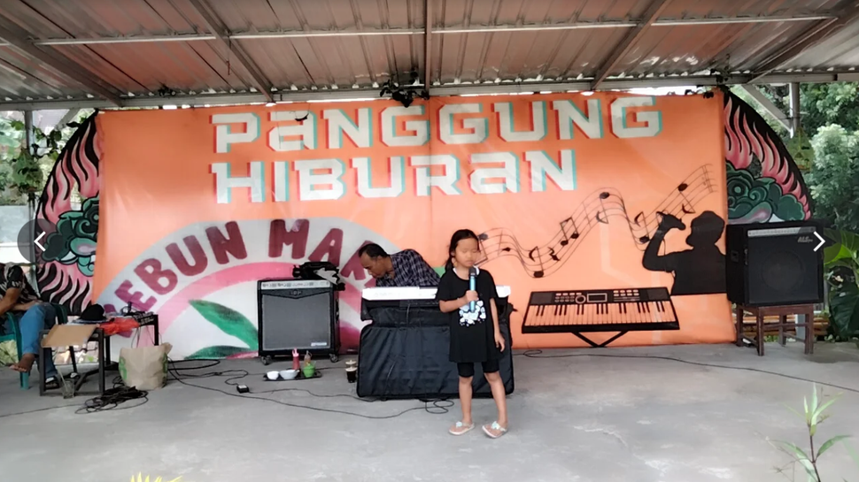 Panggung hiburan di Kebun Markisa Blunyahrejo yang digunakan untuk berbagai pertunjukan warga. Foto: Pribadi