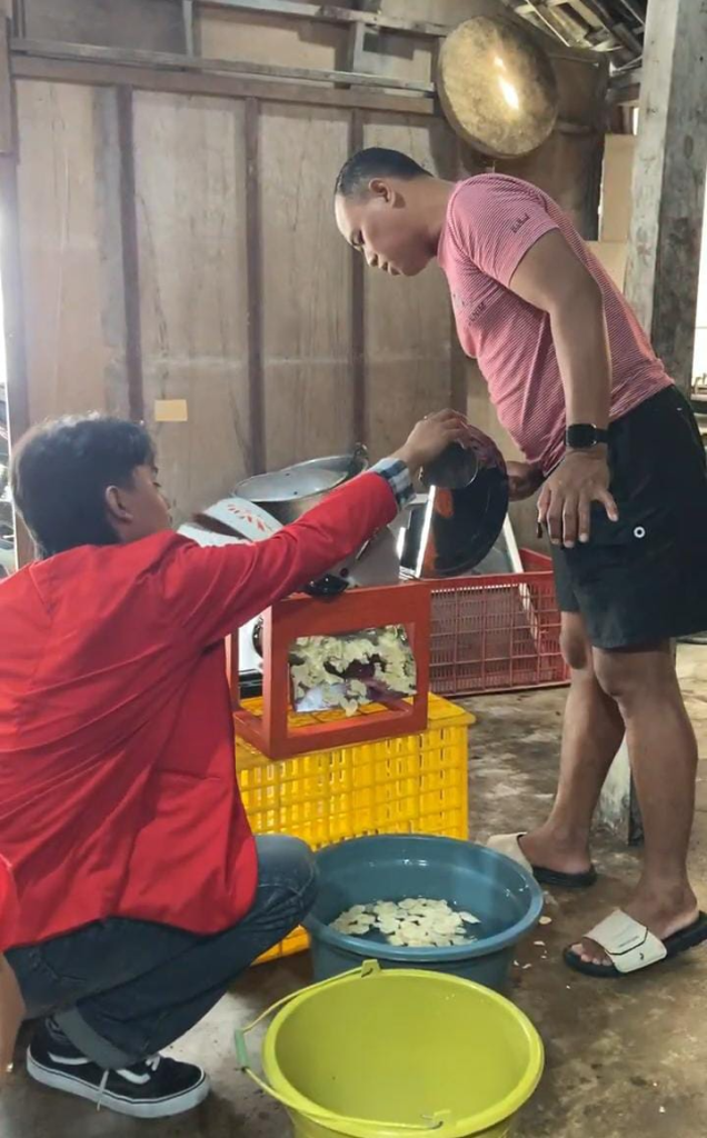Pengenalan dan Pelatihan Mesin Slicer Pisang. Foto: Tim Dokumentasi Sub Kelompok 1 (R11)