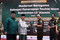 Perwakilan Kejaksaan Tinggi Jawa Timur menerima cendera mata dari Pengasuh Pondok Pesantren Al Ubaidah Kertosono, Nganjuk, seusai kegiatan pembekalan kebangsaan dan moderasi beragama, Kamis (29/1/2026). Foto: Istimewa