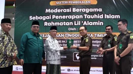 Perwakilan Kejaksaan Tinggi Jawa Timur menerima cendera mata dari Pengasuh Pondok Pesantren Al Ubaidah Kertosono, Nganjuk, seusai kegiatan pembekalan kebangsaan dan moderasi beragama, Kamis (29/1/2026). Foto: Istimewa