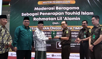 Perwakilan Kejaksaan Tinggi Jawa Timur menerima cendera mata dari Pengasuh Pondok Pesantren Al Ubaidah Kertosono, Nganjuk, seusai kegiatan pembekalan kebangsaan dan moderasi beragama, Kamis (29/1/2026). Foto: Istimewa