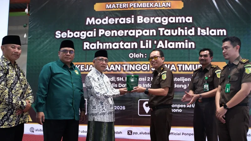 Perwakilan Kejaksaan Tinggi Jawa Timur menerima cendera mata dari Pengasuh Pondok Pesantren Al Ubaidah Kertosono, Nganjuk, seusai kegiatan pembekalan kebangsaan dan moderasi beragama, Kamis (29/1/2026). Foto: Istimewa