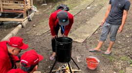 Proses pembuatan briket dengan memanfaatkan kotoran sapi. Foto: Pribadi