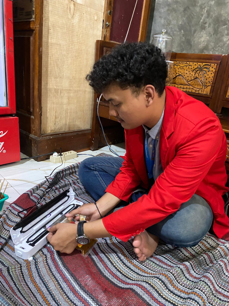 Proses pengemasan bumbu Sate Komoh menggunakan kemasan food grade dan vacuum sealer. Foto: Pribadi
