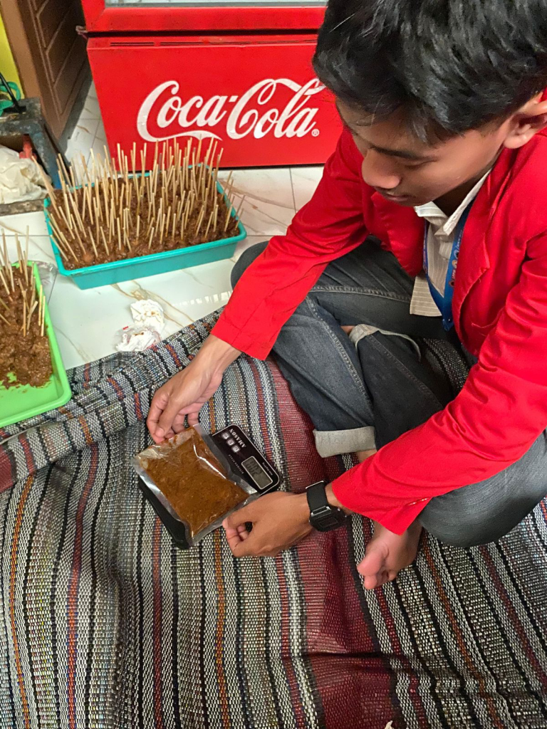 Proses penyiapan dan penimbangan Sate Komoh sebelum dikemas sebagai produk sate frozen. Foto: Pribadi