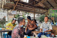 Suasana UMKM di area foodcourt Kebun Markisa Blunyahrejo yang ramai dikunjungi warga. Foto: Pribadi