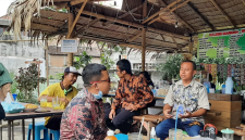 Suasana UMKM di area foodcourt Kebun Markisa Blunyahrejo yang ramai dikunjungi warga. Foto: Pribadi