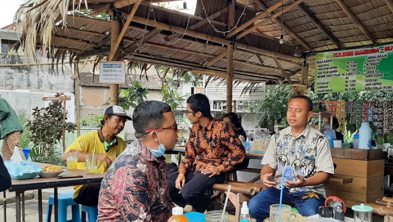 Suasana UMKM di area foodcourt Kebun Markisa Blunyahrejo yang ramai dikunjungi warga. Foto: Pribadi