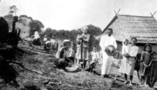 Suku Pamona dalam persiapan penanaman padi, sekitar awal abad ke-20. Sumber: Kruyt, A.C. & Adriani, N., De Bare'e Sprekende Toradja van Midden-Celebes, jilid I-III.