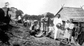 Suku Pamona dalam persiapan penanaman padi, sekitar awal abad ke-20. Sumber: Kruyt, A.C. & Adriani, N., De Bare'e Sprekende Toradja van Midden-Celebes, jilid I-III.