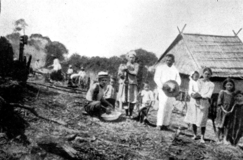 Suku Pamona dalam persiapan penanaman padi, sekitar awal abad ke-20. Sumber: Kruyt, A.C. & Adriani, N., De Bare'e Sprekende Toradja van Midden-Celebes, jilid I-III.