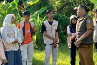 Survei lahan yang ada di Lingkungan Dodokan. (doc. pribadi)