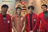 Tiga mahasiswa Universitas Mercu Buana Jakarta berfoto bersama pemilik UMKM Warkop Mokin usai pelaksanaan Program Tugas Akhir Peduli Negeri (TAPN) di Jakarta Selatan. Program ini berfokus pada penguatan branding serta optimalisasi media sosial untuk mendukung pengembangan UMKM berbasis digital. Foto: Pribadi