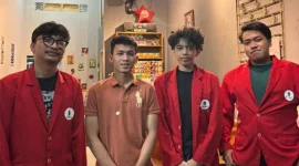 Tiga mahasiswa Universitas Mercu Buana Jakarta berfoto bersama pemilik UMKM Warkop Mokin usai pelaksanaan Program Tugas Akhir Peduli Negeri (TAPN) di Jakarta Selatan. Program ini berfokus pada penguatan branding serta optimalisasi media sosial untuk mendukung pengembangan UMKM berbasis digital. Foto: Pribadi