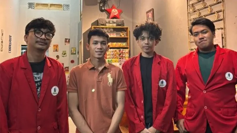 Tiga mahasiswa Universitas Mercu Buana Jakarta berfoto bersama pemilik UMKM Warkop Mokin usai pelaksanaan Program Tugas Akhir Peduli Negeri (TAPN) di Jakarta Selatan. Program ini berfokus pada penguatan branding serta optimalisasi media sosial untuk mendukung pengembangan UMKM berbasis digital. Foto: Pribadi