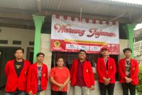 Tim mahasiswa Universitas 17 Agustus 1945 (UNTAG) Surabaya berfoto bersama pemilik UMKM “Jajanan Bu Sri” usai pelaksanaan program Pengabdian kepada Masyarakat. Foto: Pribadi