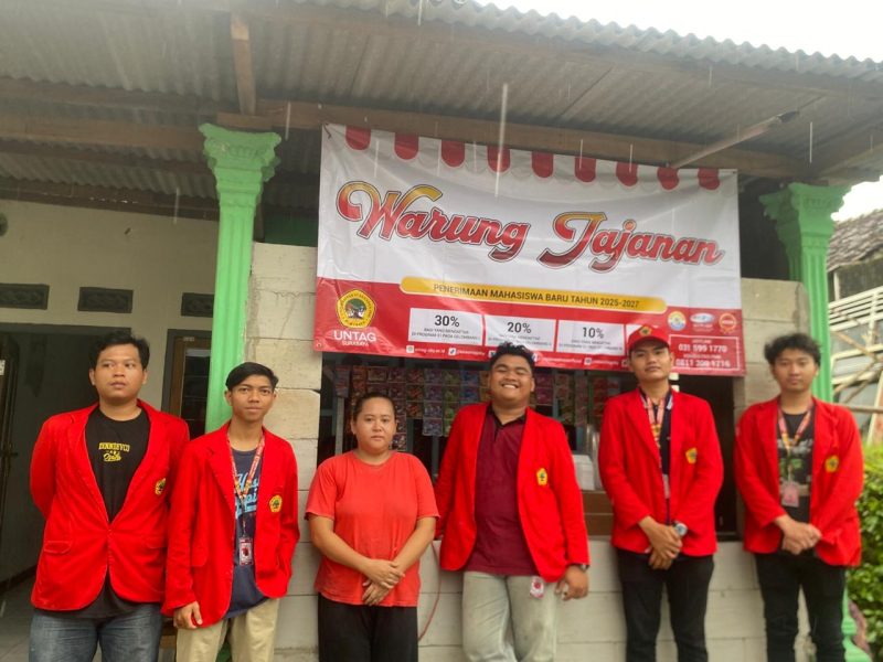 Tim mahasiswa Universitas 17 Agustus 1945 (UNTAG) Surabaya berfoto bersama pemilik UMKM “Jajanan Bu Sri” usai pelaksanaan program Pengabdian kepada Masyarakat. Foto: Pribadi