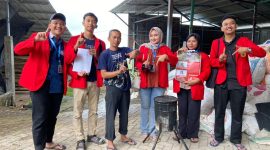 Mahasiswa Universitas 17 Agustus 1945 (Untag) Surabaya bersama warga Dusun Pringwulung, Desa Bendungan Jati, Kabupaten Mojokerto, memperlihatkan hasil inovasi teknologi tepat guna berupa tungku pirolisis sederhana untuk mengolah kotoran sapi menjadi briket biomassa, sebagai upaya mengatasi limbah peternakan sekaligus mendorong pemanfaatan energi alternatif berbasis desa. Foto: Pribadi