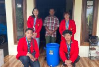 Mahasiswa KKN Universitas 17 Agustus 1945 Surabaya berfoto bersama mitra peternak domba di Desa Bendungan Jati, Kecamatan Pacet, Kabupaten Mojokerto, usai praktik pembuatan pakan ternak fermentasi menggunakan drum fermentasi. Foto: Pribadi