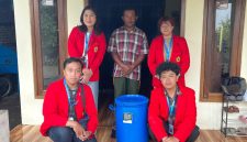 Mahasiswa KKN Universitas 17 Agustus 1945 Surabaya berfoto bersama mitra peternak domba di Desa Bendungan Jati, Kecamatan Pacet, Kabupaten Mojokerto, usai praktik pembuatan pakan ternak fermentasi menggunakan drum fermentasi. Foto: Pribadi