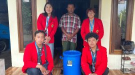 Mahasiswa KKN Universitas 17 Agustus 1945 Surabaya berfoto bersama mitra peternak domba di Desa Bendungan Jati, Kecamatan Pacet, Kabupaten Mojokerto, usai praktik pembuatan pakan ternak fermentasi menggunakan drum fermentasi. Foto: Pribadi