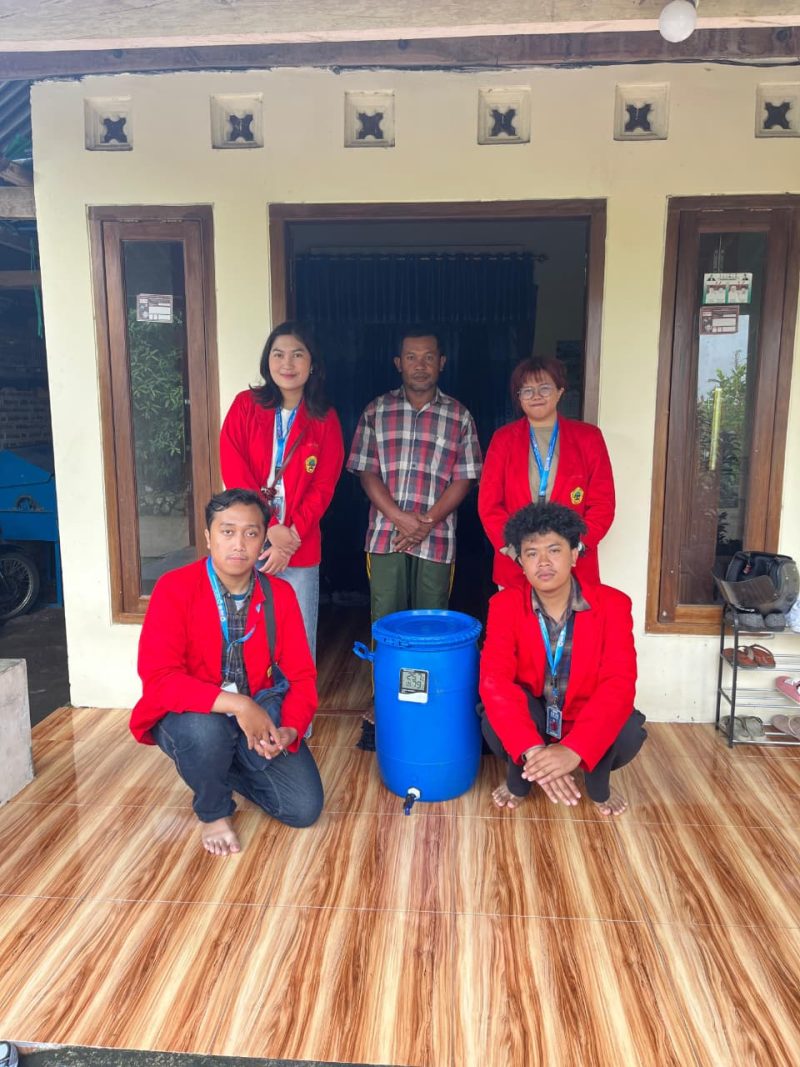 Mahasiswa KKN Universitas 17 Agustus 1945 Surabaya berfoto bersama mitra peternak domba di Desa Bendungan Jati, Kecamatan Pacet, Kabupaten Mojokerto, usai praktik pembuatan pakan ternak fermentasi menggunakan drum fermentasi. Foto: Pribadi