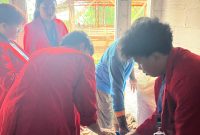 Mahasiswa KKN Universitas 17 Agustus 1945 Surabaya saat praktik pembuatan pakan ternak fermentasi menggunakan drum fermentasi. Foto: Pribadi