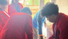 Mahasiswa KKN Universitas 17 Agustus 1945 Surabaya saat praktik pembuatan pakan ternak fermentasi menggunakan drum fermentasi. Foto: Pribadi