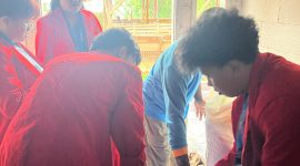 Mahasiswa KKN Universitas 17 Agustus 1945 Surabaya saat praktik pembuatan pakan ternak fermentasi menggunakan drum fermentasi. Foto: Pribadi