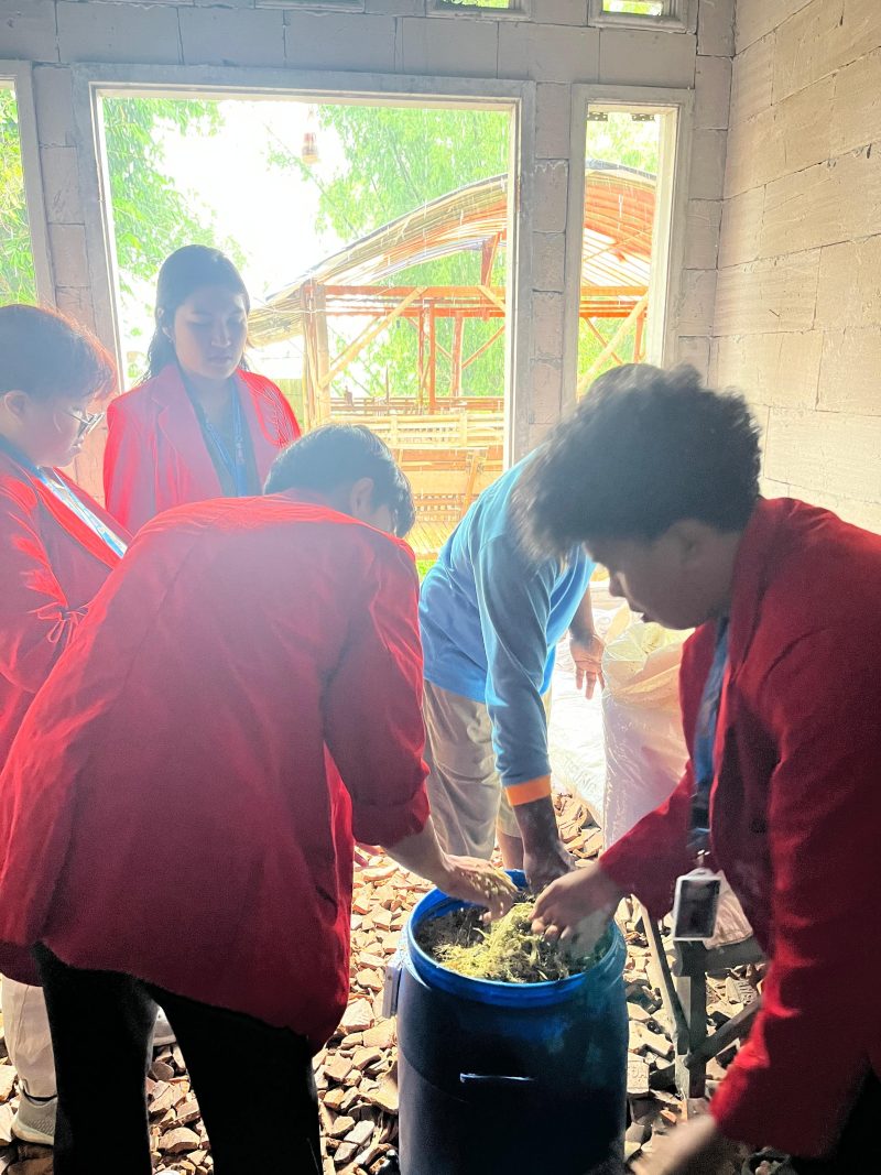 Mahasiswa KKN Universitas 17 Agustus 1945 Surabaya saat praktik pembuatan pakan ternak fermentasi menggunakan drum fermentasi. Foto: Pribadi