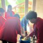 Mahasiswa KKN Universitas 17 Agustus 1945 Surabaya saat praktik pembuatan pakan ternak fermentasi menggunakan drum fermentasi. Foto: Pribadi