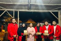 Mahasiswa Universitas 17 Agustus 1945 (Untag) Surabaya bersama warga Dusun Keduk Banteng, Desa Pacet, Kecamatan Pacet, Kabupaten Mojokerto, menunjukkan hasil olahan ubi jalar dalam kegiatan Kuliah Kerja Nyata (KKN). Foto: Pribadi