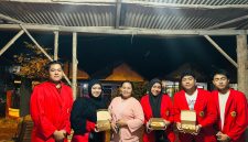 Mahasiswa Universitas 17 Agustus 1945 (Untag) Surabaya bersama warga Dusun Keduk Banteng, Desa Pacet, Kecamatan Pacet, Kabupaten Mojokerto, menunjukkan hasil olahan ubi jalar dalam kegiatan Kuliah Kerja Nyata (KKN). Foto: Pribadi