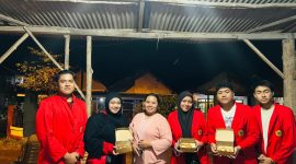 Mahasiswa Universitas 17 Agustus 1945 (Untag) Surabaya bersama warga Dusun Keduk Banteng, Desa Pacet, Kecamatan Pacet, Kabupaten Mojokerto, menunjukkan hasil olahan ubi jalar dalam kegiatan Kuliah Kerja Nyata (KKN). Foto: Pribadi