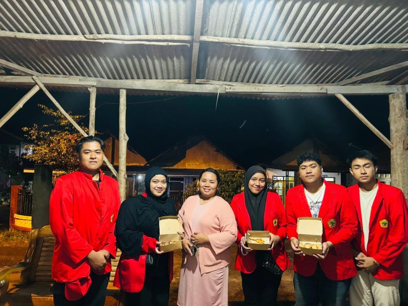 Mahasiswa Universitas 17 Agustus 1945 (Untag) Surabaya bersama warga Dusun Keduk Banteng, Desa Pacet, Kecamatan Pacet, Kabupaten Mojokerto, menunjukkan hasil olahan ubi jalar dalam kegiatan Kuliah Kerja Nyata (KKN). Foto: Pribadi