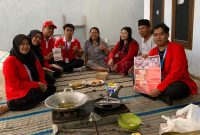 Warga Desa Bendungan Jati, Kecamatan Pacet, Kabupaten Mojokerto, bersama mahasiswa KKN Universitas 17 Agustus 1945 Surabaya mengikuti pelatihan pengolahan ubi menjadi produk pangan olahan. Foto: Pribadi