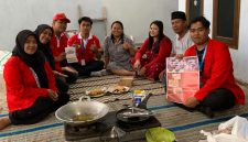 Warga Desa Bendungan Jati, Kecamatan Pacet, Kabupaten Mojokerto, bersama mahasiswa KKN Universitas 17 Agustus 1945 Surabaya mengikuti pelatihan pengolahan ubi menjadi produk pangan olahan. Foto: Pribadi