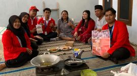Warga Desa Bendungan Jati, Kecamatan Pacet, Kabupaten Mojokerto, bersama mahasiswa KKN Universitas 17 Agustus 1945 Surabaya mengikuti pelatihan pengolahan ubi menjadi produk pangan olahan. Foto: Pribadi