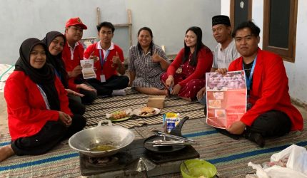 Warga Desa Bendungan Jati, Kecamatan Pacet, Kabupaten Mojokerto, bersama mahasiswa KKN Universitas 17 Agustus 1945 Surabaya mengikuti pelatihan pengolahan ubi menjadi produk pangan olahan. Foto: Pribadi