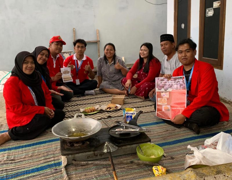 Warga Desa Bendungan Jati, Kecamatan Pacet, Kabupaten Mojokerto, bersama mahasiswa KKN Universitas 17 Agustus 1945 Surabaya mengikuti pelatihan pengolahan ubi menjadi produk pangan olahan. Foto: Pribadi