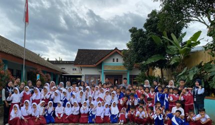 Dokumentasi bersama setelah pelaksanaan sosialisasi anti bulliying kepada siswa SD Negeri Drono, Desa Drono, Kecamatan Tembarak, Kabupaten Temanggung, pada Rabu (21/1/2026). Foto: Pribadi