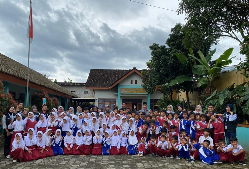 Dokumentasi bersama setelah pelaksanaan sosialisasi anti bulliying kepada siswa SD Negeri Drono, Desa Drono, Kecamatan Tembarak, Kabupaten Temanggung, pada Rabu (21/1/2026). Foto: Pribadi