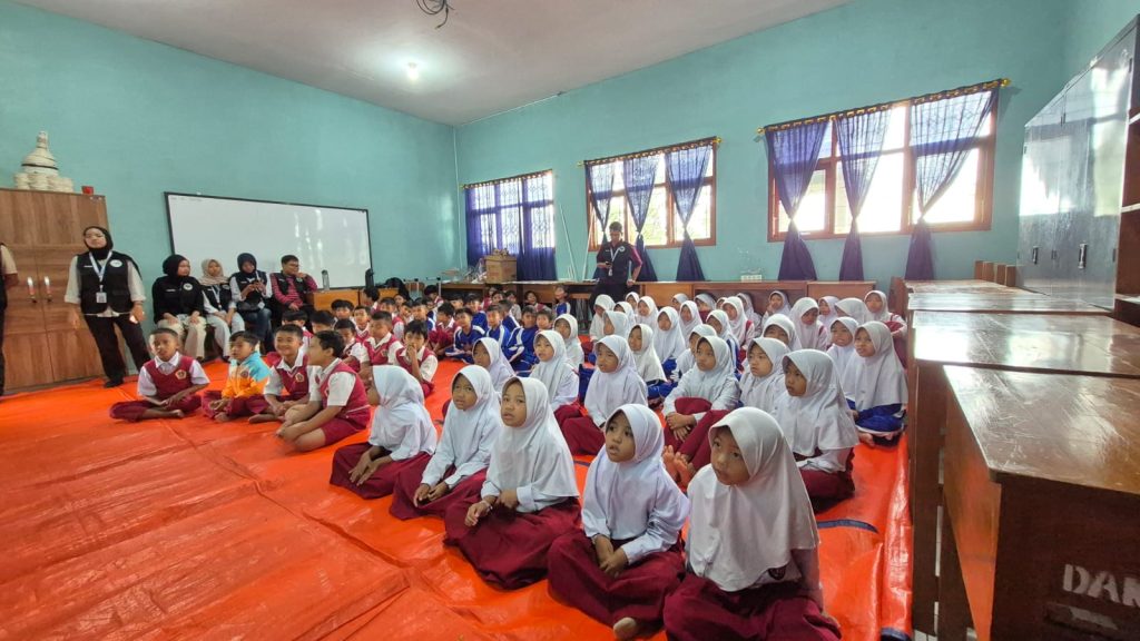 Antusias para siswa menyimak sosialisasi anti bullying yang dilaksakan oleh mahasiswa KKN Universitas Tidar SD Negeri Drono, Desa Drono, Kecamatan Tembarak, Kabupaten Temanggung, pada Rabu (21/1/2026). Foto: Pribadi