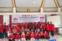 Mahasiswa Universitas 17 Agustus 1945 Surabaya bersama perangkat desa dan warga berfoto bersama usai kegiatan KKN di Desa Bendunganjati, Kecamatan Pacet, Kabupaten Mojokerto. Foto: Pribadi