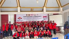 Mahasiswa Universitas 17 Agustus 1945 Surabaya bersama perangkat desa dan warga berfoto bersama usai kegiatan KKN di Desa Bendunganjati, Kecamatan Pacet, Kabupaten Mojokerto. Foto: Pribadi