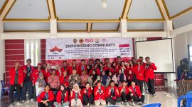 Mahasiswa Universitas 17 Agustus 1945 Surabaya bersama perangkat desa dan warga berfoto bersama usai kegiatan KKN di Desa Bendunganjati, Kecamatan Pacet, Kabupaten Mojokerto. Foto: Pribadi