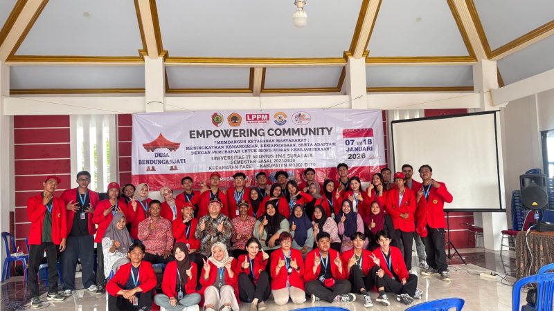 Mahasiswa Universitas 17 Agustus 1945 Surabaya bersama perangkat desa dan warga berfoto bersama usai kegiatan KKN di Desa Bendunganjati, Kecamatan Pacet, Kabupaten Mojokerto. Foto: Pribadi
